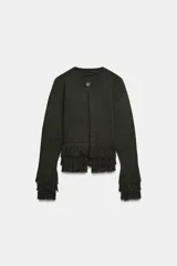 Chaqueta de punto color verde oscuro, con cuello redondo, manga larga y cierre frontal con un solo botón. Presenta detalles de flecos en el ruedo y en los puños.