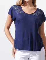 Remera de modal color marrón con cuello redondo y bordado floral en los hombros.