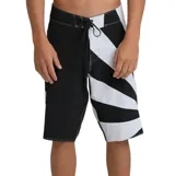 Short de baño Billabong modelo A.I. Rising Sun Pro, perteneciente a la colección en colaboración con Andy Irons. Diseño bicolor en negro y blanco, con la pierna derecha negra y la izquierda con diseño gráfico de líneas diagonales blancas y negras. Cuenta con cordón ajustable en la cintura.