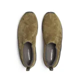 Mocasines slip-on Merrell Jungle Moc para hombre, confeccionados en gamuza color verde militar con suela gruesa de goma negra. Cuentan con elásticos laterales para facilitar el calce y presilla trasera.