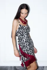 Top blanco con estampado floral negro, corte sencillo, escote abullonado, tiras finas y espalda abierta.