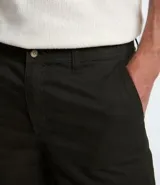 Bermuda de sarga color blanco, de corte recto y diseño básico con bolsillos laterales y traseros.