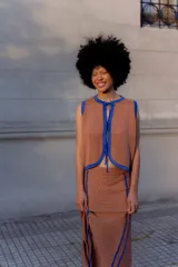 Falda larga tejida con diseño calado, color camel con detalles de rayas en contraste color azul. Presenta tajos laterales y cintura elástica.