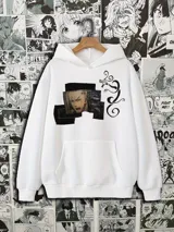 Canguro blanco con capucha y bolsillo delantero. Estampado con imagen de Draken y diseño abstracto en negro.