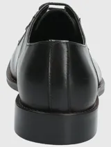 Zapato de vestir formal tipo derby, confeccionado en cuero vacuno con cordones al tono y suela de goma resistente.