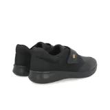 Championes deportivos de diseño minimalista en tonos beige, con cierre de velcro y detalle de logo metálico dorado. Presentan una suela de plataforma ergonómica en color crema.