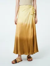 Falda larga color amarillo con degradé a marrón, de corte evasé y lazo en la cintura.