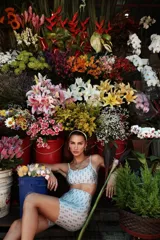 Calza corta tiro alto de cintura ancha con elástico fino en la parte superior. Tejido suave de alta elasticidad con un leve brillo satinado y estampado.