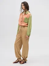 Pantalón de jean color gris oscuro con efecto acid wash, corte relajado y recto, con cintura elástica y cordón ajustable.