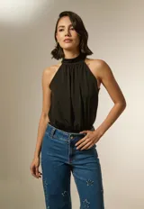 Body negro sin mangas con cuello halter, diseño con frunces en el frente y ajuste al cuerpo.