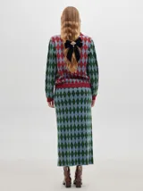 Falda midi de punto con estampado de rombos en tonos marrón y azul, corte recto y cintura elástica.