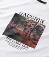 Remera de manga corta y cuello redondo, confeccionada en tejido de algodón y poliéster. Presenta un estampado frontal artístico inspirado en la obra 'The Large Tree' de Paul Gauguin.
