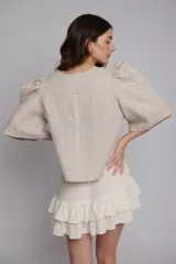 Minifalda color crudo con textura arrugada y doble volado en el ruedo.