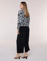 Camperita liviana de silueta entallada, con estampado floral en tonos azules, cuello camisero, cierre frontal con botones y bolsillos en el pecho.