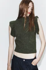 Chaleco de punto con lana, de cuello alto y diseño sin mangas con volantes en los hombros.