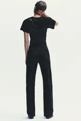 Jeans de tiro alto y estilo wide leg, con diseño de cinco bolsillos, lavado oscuro con efecto desgastado, pierna ancha larga y bajo sin costuras.