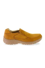 Zapato mocasín de cuero color camel, sin cordones, con elásticos laterales y suela de goma con relieve.