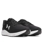 Championes de running Under Armour Charged Pursuit 4, color negro con suela blanca. Presentan parte superior de malla transpirable y entresuela Charged Cushioning para mayor amortiguación.