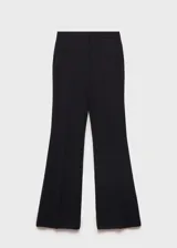 Pantalón wide leg de tiro medio color negro, con bolsillos laterales, cierre de cremallera, botón y ganchos ocultos con tapeta.