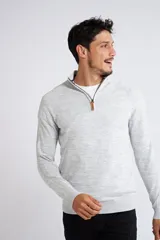 Buzo gris jaspeado de tejido de punto, con medio cierre frontal, cuello alto, manga larga y logo en goma. Corte regular.