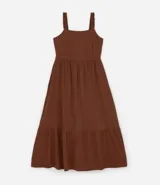 Vestido midi de algodón color marrón, con escote cuadrado y breteles anchos con detalle de volados. Presenta un corte imperio con elástico en la cintura y falda con recortes y volados en el ruedo.