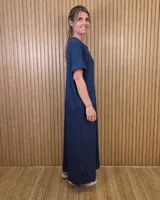 Vestido largo tipo remerón, suelto y cómodo, de corte recto con mangas cortas y cuello redondo.