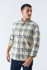 Camisa de hombre a cuadros color rosa, blanco y azul, de corte slim, manga larga, con bolsillo en el pecho y logo bordado.