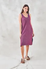 Vestido midi de lurex color azul con corte recto y breteles finos.