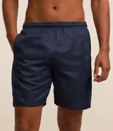 Bermuda deportiva gris para hombre, con cintura elástica, cordón de ajuste, bolsillos laterales y recortes laterales con red. Confeccionada en poliéster.