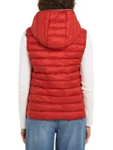 Chaleco acolchado rojo con capucha extraíble, cierre de cremallera, dos bolsillos delanteros con cremallera y logo de Tommy Hilfiger bordado en el pecho.