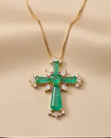 Collar de acero dorado con dije en forma de cruz decorado con grandes piedras verdes, circones blancos y detalles fucsias.