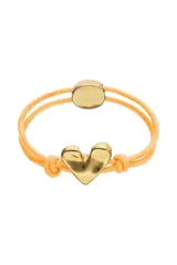 Pulsera elástica de hilo doble color naranja, con dije central de corazón dorado y un dije ovalado liso en la parte superior.