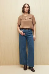 Blusa negra con textura, canesú con encaje, volados, corte fluido y mangas cortas amplias.