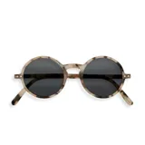 Lentes de sol Izipizi modelo #G Sun Carey 3, con montura redonda de carey y lentes grises categoría 3.