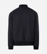 Campera bomber color beige, con cuello alto, cierre frontal con cremallera, bolsillos laterales y puños y cintura elastizados.