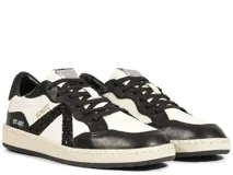 Championes urbanos Schutz modelo Ben, de diseño bicolor en blanco y negro. Presentan paneles superpuestos, cordones frontales y detalle de logo grabado en el lateral.