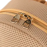 Mochila color hueso de poliéster tejido, con acceso de cierre doble, correa regulable y herrajes plateados. Tiene un compartimento principal con un bolsillo interno con cierre y dos bolsillos abiertos.