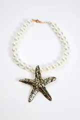 Collar de perlas blancas con dije de estrella de mar con estampado animal print.