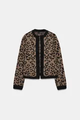 Chaqueta abierta de punto con cuello redondo y manga larga. Presenta un diseño de jacquard con estampado animal y detalles de ribetes en color negro en cuello, puños y borde frontal.