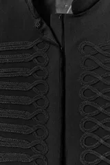 Blazer negro ZW Collection con cuello perkins, manga larga con vuelta en los puños y bajo asimétrico. Presenta detalles de alamares bordados en el frente.