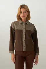 Campera corta de corte jeanero, color marrón con detalles en beige. Confeccionada en lana fina sin teñir, con botones de metal con logo Don Baez.