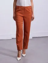 Pantalón de vestir color celeste, de corte recto y largo tobillero. Confeccionado en gabardina elastizada. Marca Zac & Rachel.