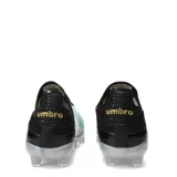 Championes de fútbol Umbro modelo Fly Hg, con diseño bicolor en negro y verde turquesa. Presentan cordones negros, interior amarillo y suela con tapones transparentes.