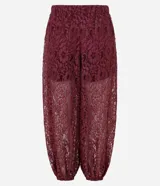 Pantalón aladín de encaje floral bordó, de calce amplio con cintura elástica y puños ajustados en los tobillos.