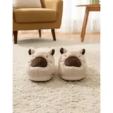 Pantuflas cerradas de peluche suave color beige, con diseño de capibara que incluye orejas y hocico marrón. Tienen suela antideslizante.