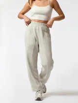Top deportivo crop top blanco con tirantes delgados, escote recto y costuras decorativas que simulan un corset en la parte frontal.