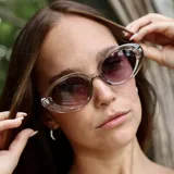Lentes de sol con armazón ovalado de acetato en tono degradado marrón y cristales oscuros con protección UV400.