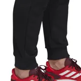 Pantalón de chándal negro Adidas de corte slim fit, con cintura elástica y puños ajustados. Presenta un logo estampado en la pierna izquierda.