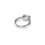 Anillo de la colección Matrix con diseño de nudo en forma de lazo, bañado en rodio y decorado con circonitas en talla baguette engastadas en garra.