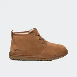 Bota UGG Neumel color marrón de gamuza con cordones, forro y plantilla de lana UGGpure™ y suela Treadlite by UGG™.